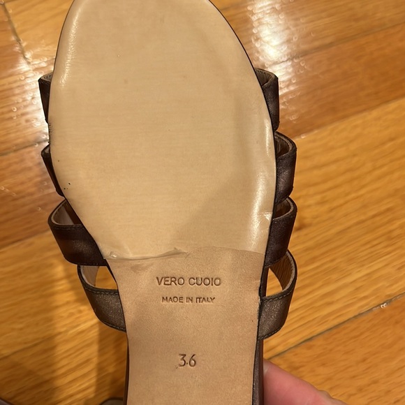 Description
As you see on the pics . 1 Rigth bow is missing. Confortable. - Picture 6 of 8